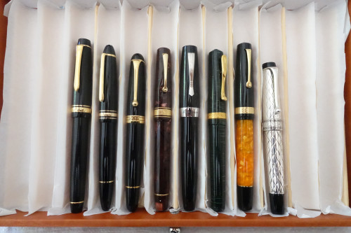 Da sinistra : Pilot Justus 95; Montblanc 146; Aurora 88 Big rebbi lunghi; Omas Paragon Collezione Celluloide; Montegrappa Elmo 02; Visconti Manhattan Green Skyline; Leonardo Momento Magico DNA; Aurora Optima Riflessi.