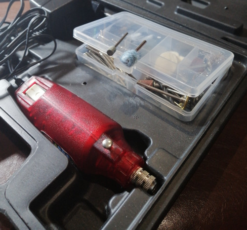 IMG_20221221_154859_edit_15218876784655.jpg (2.83 MiB) Visto 1030 volte Ho iniziato il lavoro fresando con una delle frese metalliche fini i lati dei rebbi, poi ho uniformato la superficie di scrittura con la fresa in pietra, passandoci sopra il pennino con la penna inchiostrata (come si fa con la micromesh, per intenderci) e infine ho levigato il pennino da varie angolazioni con la ruota lucidante e la pasta abrasiva. Dopo svariate prove di scrittura e correzioni con la pietra e la ruota lucidante, sono arrivato al risultato tanto atteso.