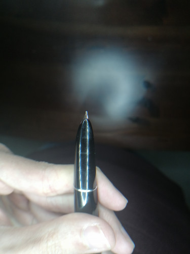 IMG_20221221_155557.jpg (2.38 MiB) Visto 1027 volte Qui potete vedere una notevole asimmetria della forma del pennino, purtroppo ho applicato troppa pressione sulla fresa e ho asportato troppo metallo, compreso parte di quello del rebbio. Fortunatamente appena mi sono accorto dell'errore mi sono fermato, questo mi ha salvato, perché sennò avrei rovinato irrimediabilmente il pennino!