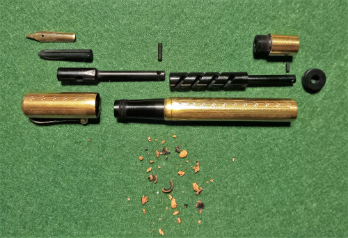 The King Zenith - disassemblata - originale.jpg (1.84 MiB) Visto 1526 volte La stilografica smontata prima dell'intervento di manutenzione