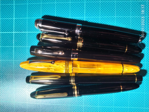 IMG_20230130_181719.jpg (4.88 MiB) Visto 4368 volte A confronto con (da sinistra): Montblanc 146, Pilot Justus 95, Montegrappa Elmo 2, Aurora 88 Big e Aurora Talentum.