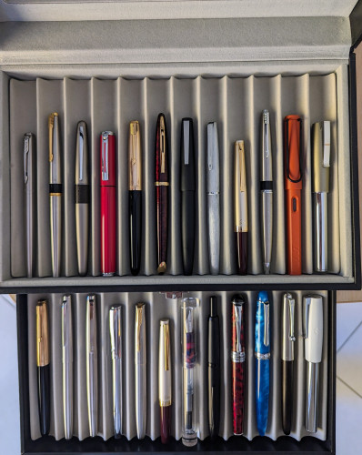 Da sx verso dx:<br />Parker Jotter; Parker 45 M; Pilot MR; Sheaffer POP; Parker 51; Waterman Caréne; Lamy 2000; Aurora 98 archivi storici; Pilot E95S M; Parker 45 EF; Lamy Safari; Faber Castell Loom F; Parker 51 F; Jinhao 992; Hongdian 517S; Waterman Allure vintage (1970?); Parker Frontier; Pilot E95S F; Moonman C1; Moonman A1; Jinhao X750; Penbbs 308; Jinhao 51a; FC Loom M.