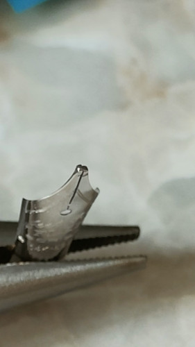 IMG20230917092855.jpg (1.16 MiB) Visto 1612 volte Il mio pennino Scribo, la pinza non lo stringe, lo tiene solo in posizione. Mai usato, ho solo provato a farlo scrivere ma è stato impossibile...