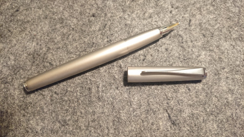 DSC_2625.JPG (2.54 MiB) Visto 1071 volte Lamy Studio Palladium con pennino in oro