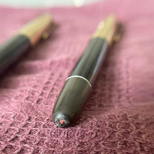 IMG_4807.jpg (986.41 KiB) Visto 774 volte Il fondello di questa è così, è leggermente più stretto sul fondo di quello più conosciuto.