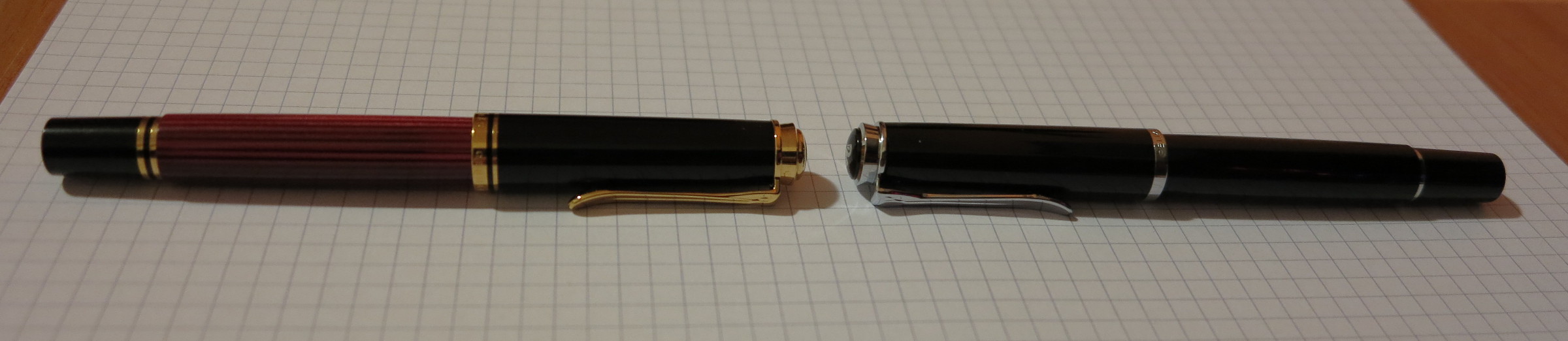 La Pelikan M205 con finiture cromate a confronto con la Pelikan M400 con finiture placcate in oro 24kt.