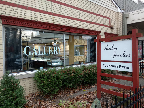 (fonte: https://youarecurrent.com/2017/11/22/zionsvilles-avalon-jewelers-to-close-after-27-years-on-main-street/)