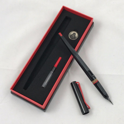 star-wars-darth-vader-fountain-pen_1_e0ca2cd7d37015e0d4db5383fbe0895b.jpg (77.12 KiB) Visto 3634 volte Lamy Joy Darth Vader