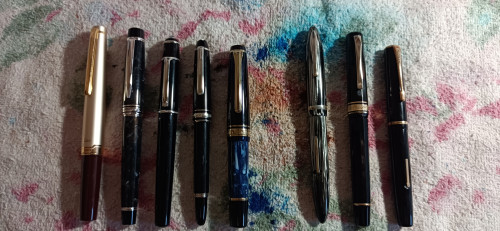 Da sinistra: Pilot Elite, Pilot Legance 89s, Cartier Diabolo mini, MB Mozart, Sailor Professional Gear Mini, Sheaffer Balance junior, Omas Extra junior, Minerva misura piccola alias &quot;Minervina&quot;