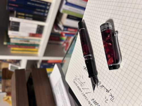 IMG_0913.jpeg (2.45 MiB) Visto 1909 volte Lo so non è una gran foto ma la penna è bellissima. Il pennino f è esattamente come volevo io. Grazie ancora per i vostri preziosi consigli