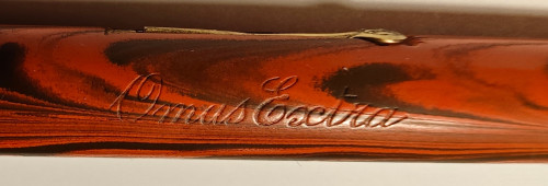 Omas_Stilofoto_Ebanite_fiammata_dett_logo.jpg (637.48 KiB) Visto 5558 volte Omas stiloforo ebanite fiammata logo Omas