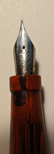 Omas_Stilofoto_Ebanite_fiammata_dett_pennino.jpg (1.3 MiB) Visto 5558 volte Omas stiloforo ebanite fiammata pennino