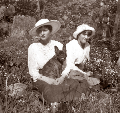 10. Tatiana and Anastasia Romanoff with the dog Ortino (fonte Wikipedia).jpg