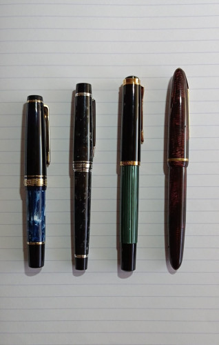 Penne_Caricate.jpg (100.42 KiB) Visto 1623 volte Da sinistra a destra: Sailor Progear Slim Mini Rencontre Terre, Pilot Legance 89s, Pelikan M400 Old Style, Fratelli Pecco Stilus 950