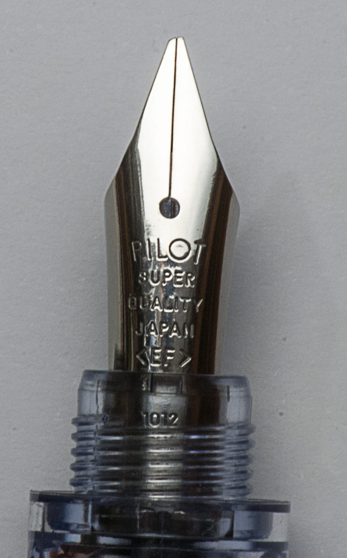 Pilot in acciaio left-footed oblique.jpg