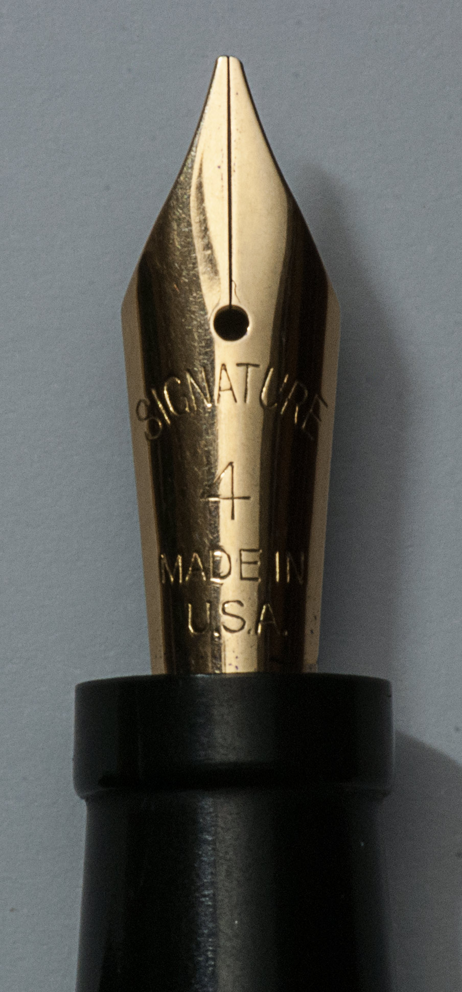 Wearever con Signature right-footed oblique.jpg