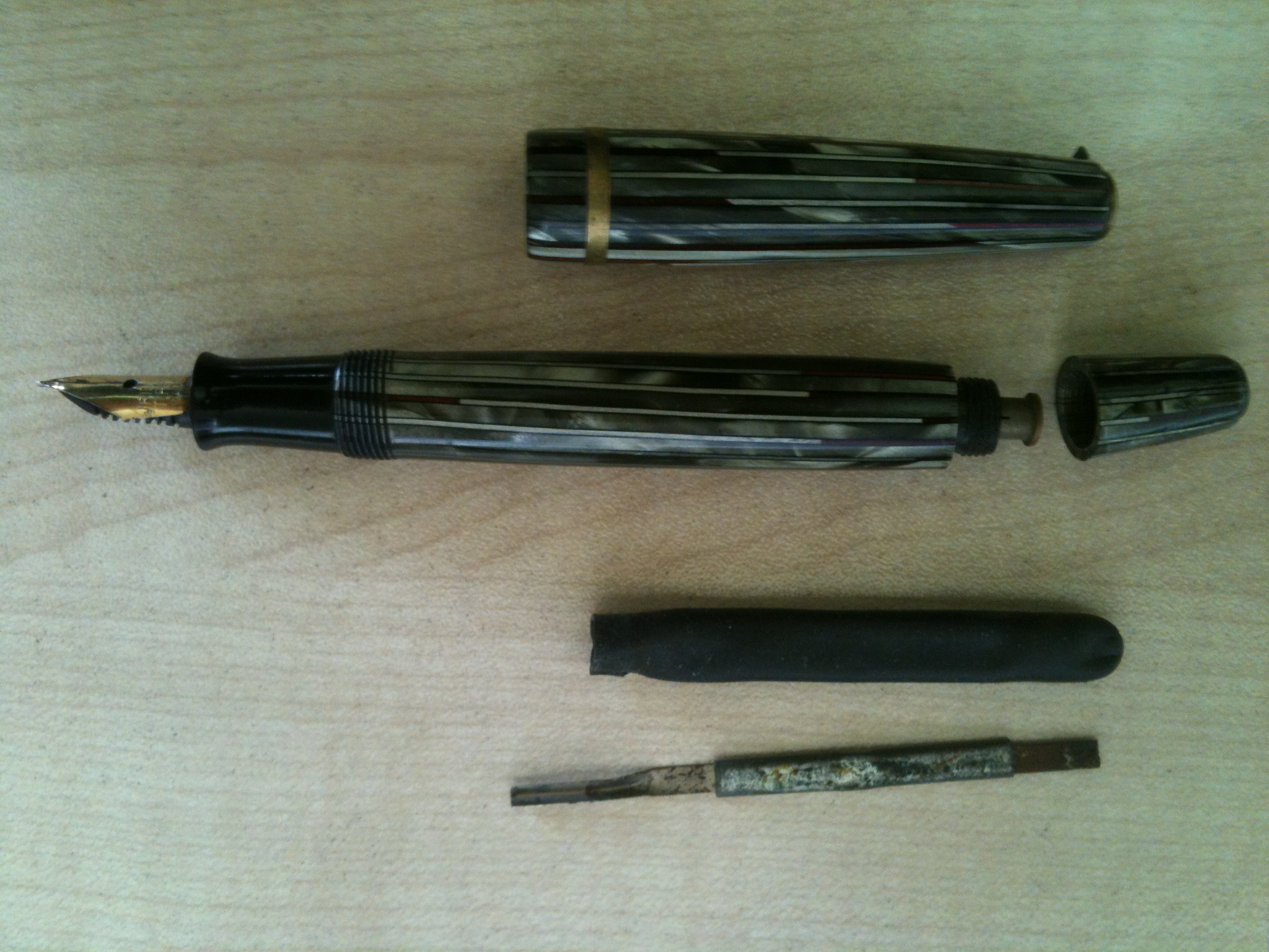 Penna in bachelite, incisione &quot;Iridium tipped nib - Made in USA&quot; sul pennino, incisione &quot;Tiziana&quot; sul corpo