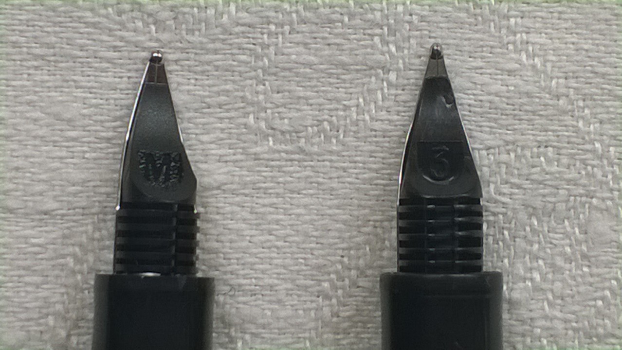 FIGURA 2. QUI INVECE A DESTRA l'originale e a sinistra il pezzo nuovo (dietro all'originale c'e' il "3", dietro al nuovo c'e' una "M").