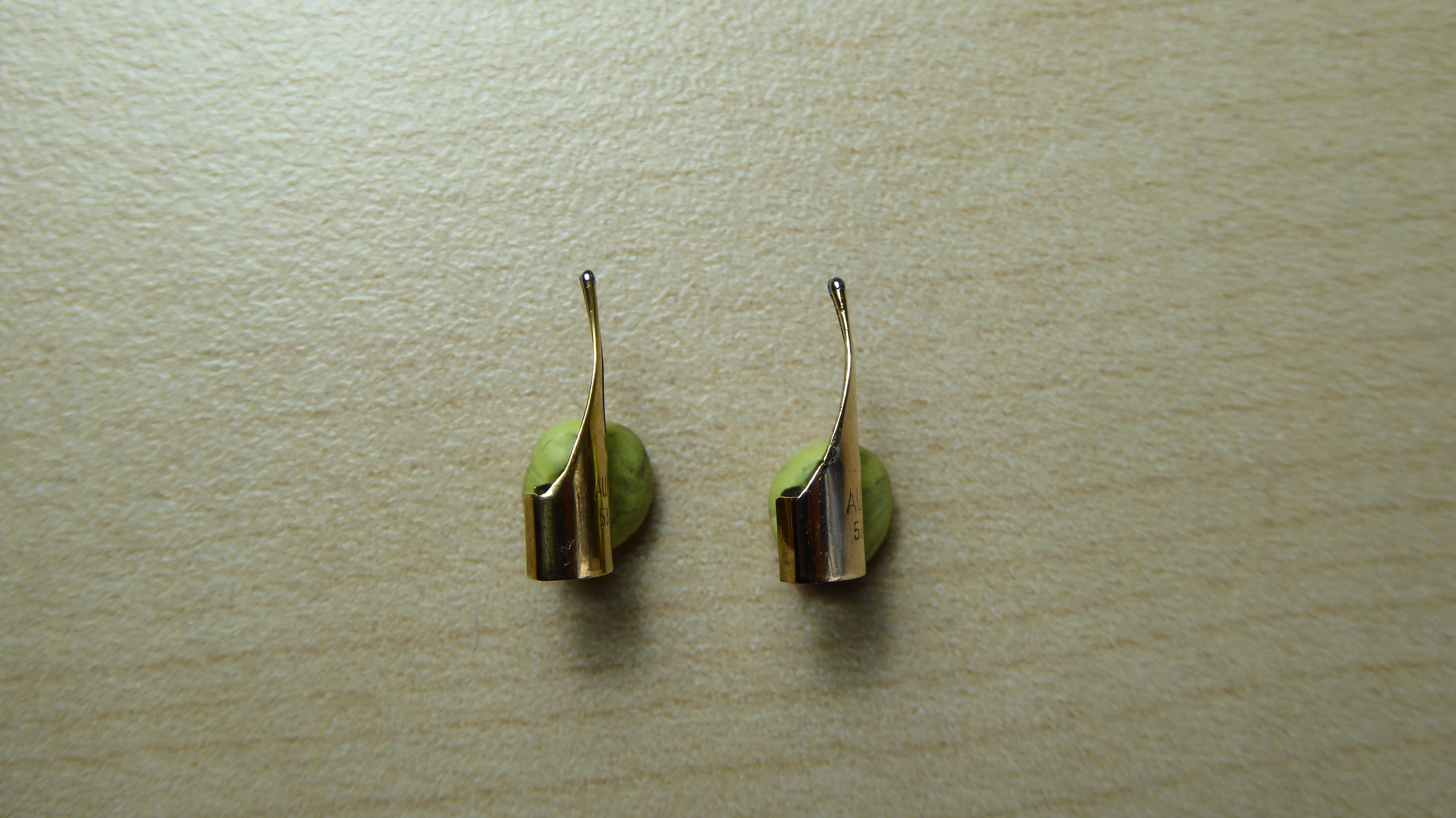 In questa foto si nota che i rebbi non seguono una linea diritta ma sono leggermente piegati verso sinistra.