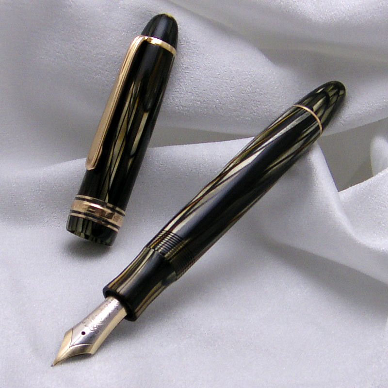 Montblanc_146_Striped_Vintage_Fountain_Pen_5.jpg