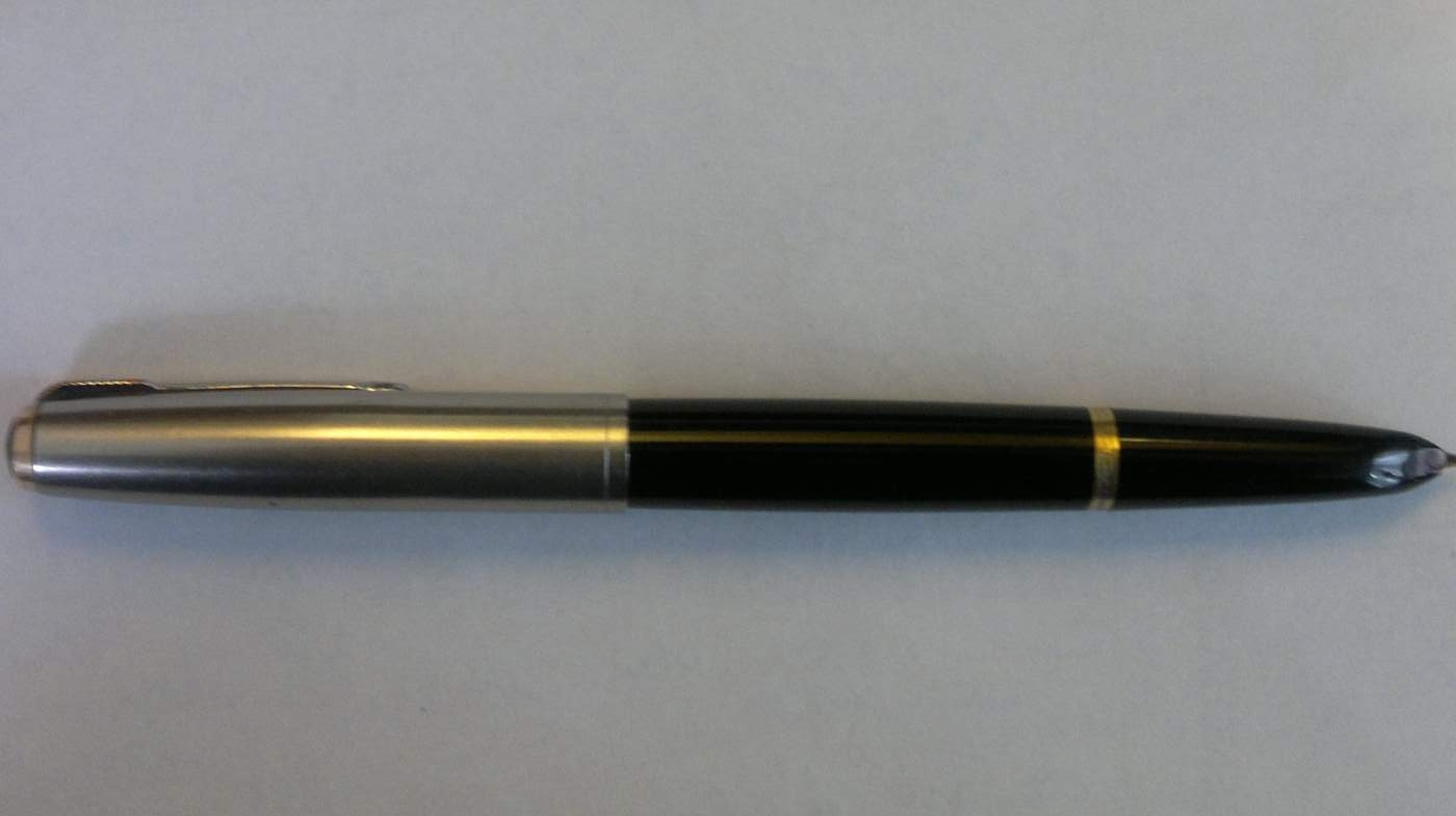 Parker 51 aerometric. Nera cappuccio acciaio con corona dorata.