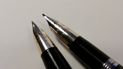 L'ho confrontato con un pennino triumph di una Sheaffer Snorkel Crest per rendere meglio la somiglianza