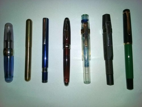 Da Sx: Stipula Passaporto, Kaweco Liliput, Ohto Tasche, Laban, due Kaweco Sport, Pelikan M150