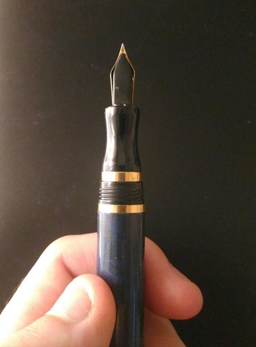 Dettaglio Pennino retro.jpg (860.57 KiB) Visto 1134 volte Dettaglio del retro del pennino, non rigato, come mi è quasi sempre capitato di trovarlo