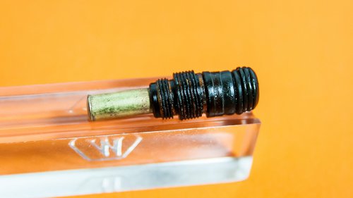 2-_MG_0091.jpg (151.4 KiB) Visto 15833 volte Ritengo che originariamente le parti in celluloide fossero unite tra loro e si presentassero così.