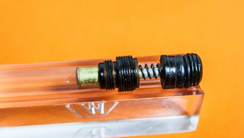 3-_MG_0089.jpg (168.73 KiB) Visto 15833 volte Così è come l'ho trovato appena rimosso dalla sua sede. La molla è ancora efficiente, benché leggermente ossidata.