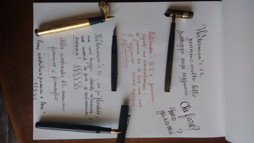 watermans 1.jpg (1.5 MiB) Visto 1615 volte Queste sono le più vecchie: in alto una 12 eyedropper col pennino fantasticamente flessibile, ma il cappuccio dimezzato; la seconda è una 52 1/2V che ha la sua leva di caricamento ma nessun cappuccio e un pennino rigido e standard; la terza è una 52 dal pennino molleggiato e un'ottima ebanite, ma purtroppo senza leva di caricamento. Alla rientrante, invece, oltre al pennino (quello che ha è spuntato) manca il fermaglio (e andrebbe restaurata... brividi).