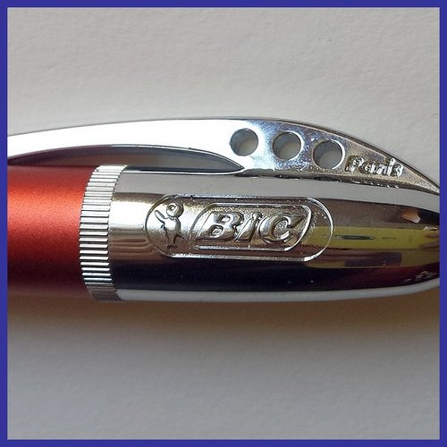 03.jpg (76.51 KiB) Visto 3770 volte particolare del cappuccio: la clip coi tre forellini e la scritta Paris sul fronte