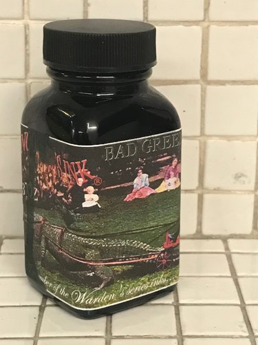 IMG_6623.jpg (1.07 MiB) Visto 2440 volte Calamaio da 3oz, circa 88,7ml pieno fino all'orlo (caratteristica comune a tutti i calamai Noodler's)