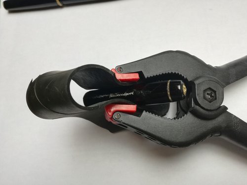 IMG_20180402_093727_R.jpg (314.14 KiB) Visto 1796 volte ho usato una pinza a molla e della gomma per pressare durante l'asciugatura