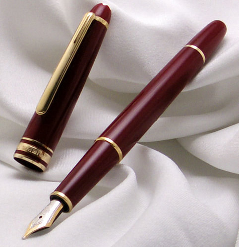 Montblanc_144_Bordeaux.JPG (91.48 KiB) Visto 1840 volte Questa SI é MB 144 messa bene!!!