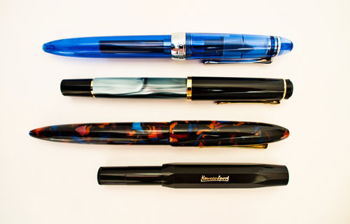 La Sailor Procolor 500 accanto alla Pelikan M200, la Moonman M100 e la Kaweco Sport tutte pennino F