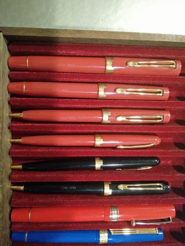 IMG_20190309_175015.jpg (4.52 MiB) Visto 4864 volte Queste invece sono le Jerusalem. Di queste mi tornerebbe tutto tra i vari modelli, tranne la stilografica alla sinistra che è più grande, alla quale non riesco a dare un nome.