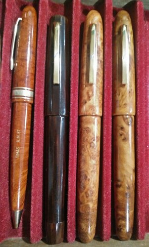 IMG_20190309_173434.jpg (1.72 MiB) Visto 4864 volte A parte la prima che è una sfera dell'A.M.87 , le altre tre appartengono alla collezione dei legni pregiati del 1992. Purtroppo due mi sono state rubate ed adesso ho tre penne e 5 scatole, solo che non so associare il tipo di legno alla penna, potete aiutarmi per piacere?