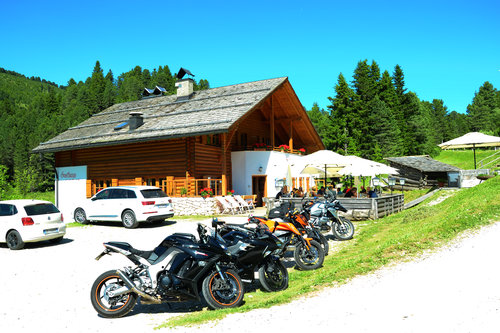 Un albergo /bar sulla strada del Passo delle Erbe dove ci siamo fermati un po  al fresco per prendere una bibita