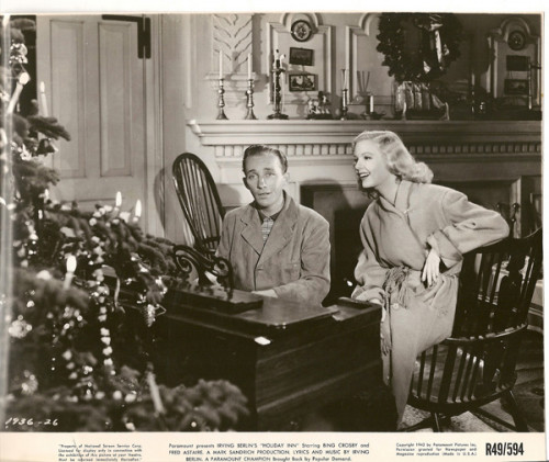 &quot;Holiday Inn&quot;, con Bing Crosby, film del 1942, nel quale la famosissima canzone &quot;White Christmas&quot;, composta da Irving Berlin, fu cantata per la prima volta