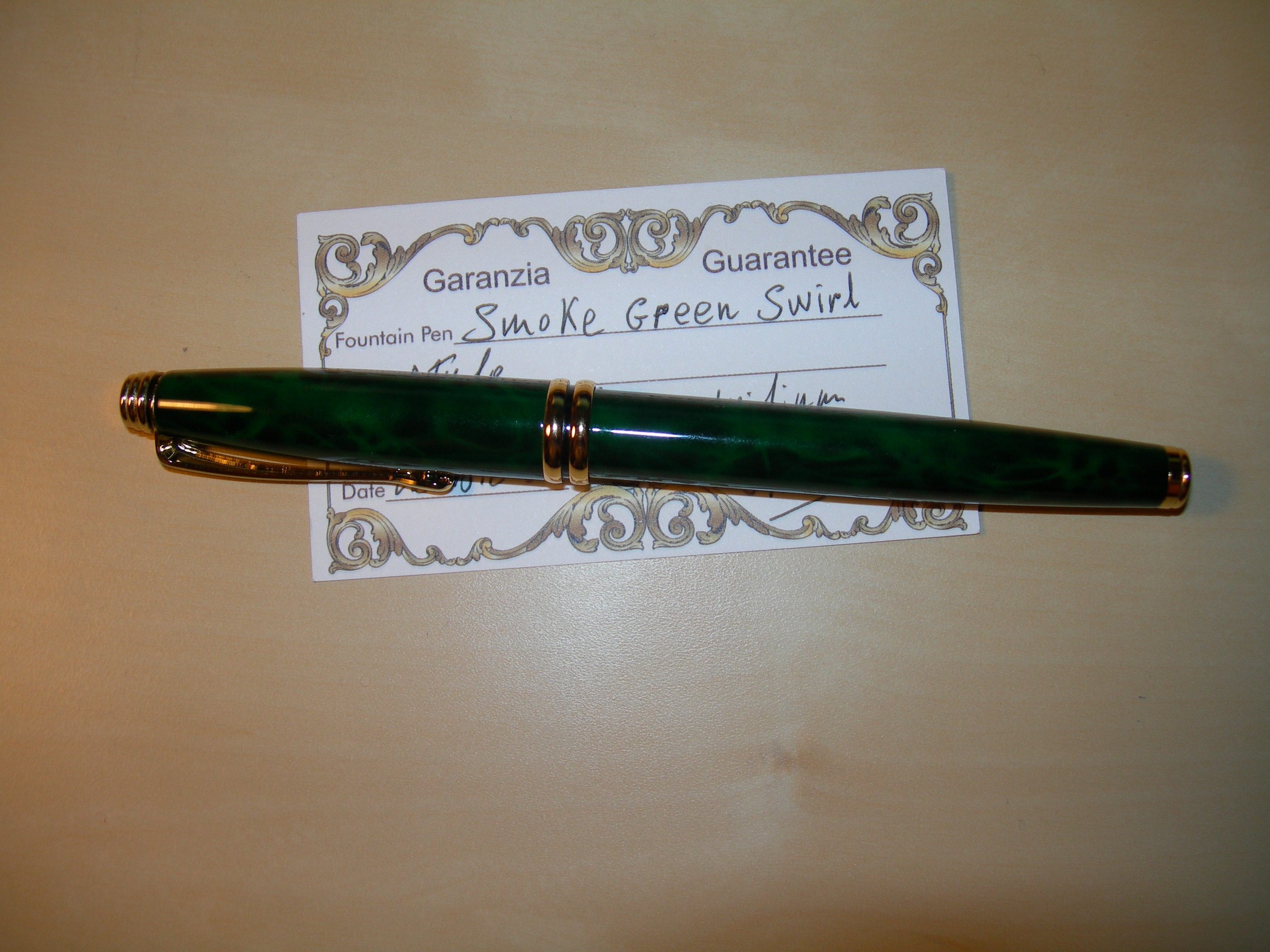 Operazione in corso<br />penna comprata su ebay. L'inserzione non dava una marca precisa e nella garanzia come dicitura da solo &quot;smoke green swirl&quot; che non dovrebbe essere la marca ma forse una specie di descrizione. Lascio a voi trovare che tipo di penna è!