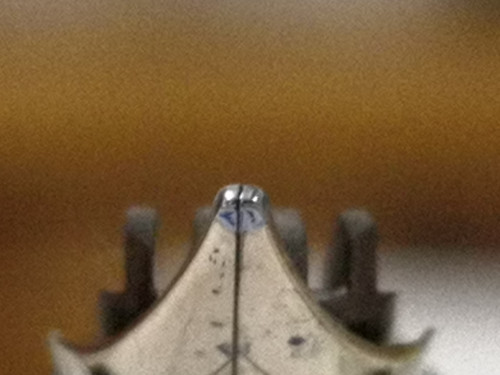 IMG_20210528_220319.jpg (1.06 MiB) Visto 1692 volte I rebbi che ho cercato di fotografare come riportato nel Wiki, ossia indicativamente con l'inclinazione usata per scrivere. Anche qui si nota che pennino e alimentatore non sono perfettamente allineati.