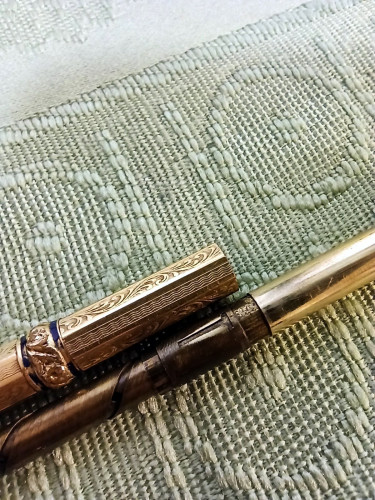 IMG_20211110_172810.jpg (500.74 KiB) Visto 1540 volte Primo portamine: é presente un piccolo cilindro, credo utile a limitare l'oscillazione tra il meccanismo interno (quando esteso) e il "guscio" della matita.