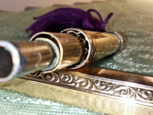 IMG_20211110_172936.jpg (281.52 KiB) Visto 1540 volte ...sotto i quali si nasconde una lamina ondulata che immagino serva a mantenere in asse il meccanismo interno