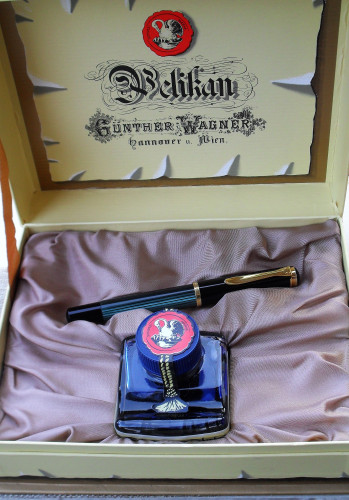 Pelikan 400N in box.JPG