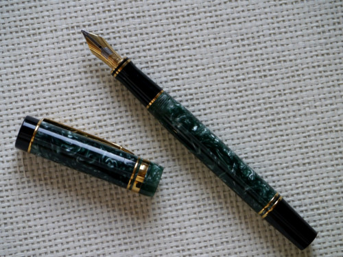 P1140619-3 Parker Duofold International green marbled.jpg