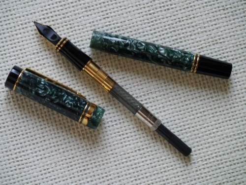 P1140623-3 Parker Duofold International green marbled.jpg