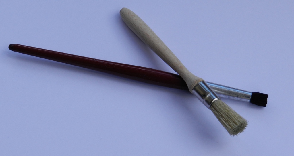 Col manico in legno naturale il mozzetto comperato in colorificio (ma le setole sono troppo lunghe, dovrò accorciarle). Fatto da me l'altro, sacrificando un vecchio pennello da tempera altrimenti inutilizzato.