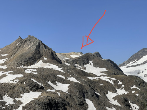 9809D28D-57B1-4337-94D1-09E4F0D38663.jpeg (1.1 MiB) Visto 938 volte Le Guglie Bianche, formazione calcarea unica a quasi 3000m di quota